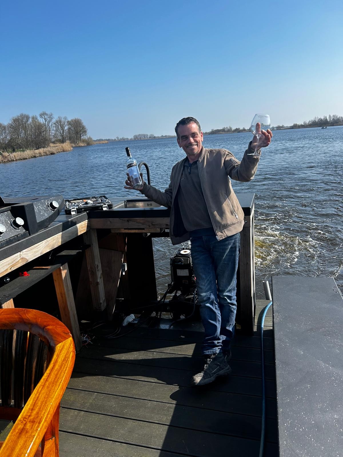 Onze schipper bij het roer